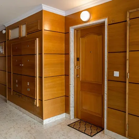 Bright With Balcony In Cascais