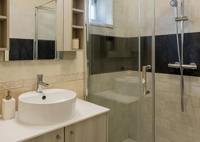 Διαμέρισμα Bright With Balcony In