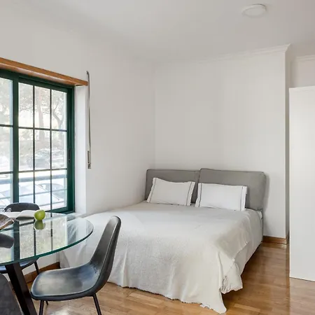 Bright With Balcony In Cascais