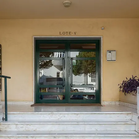 Bright With Balcony In Cascais