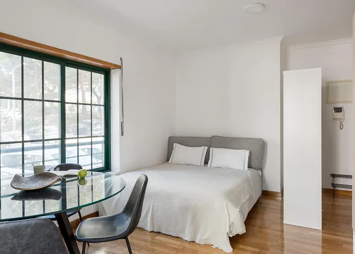 Bright With Balcony In Cascais